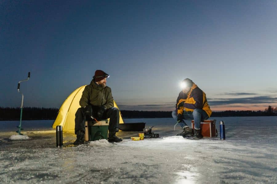 Rybárčenie na zamrznutom jazere