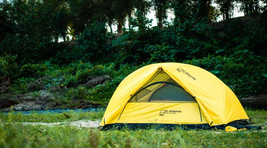 Žltý stan postavený v táborisku