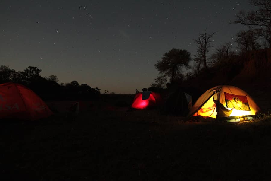Nočné stanovanie v africkej prírode