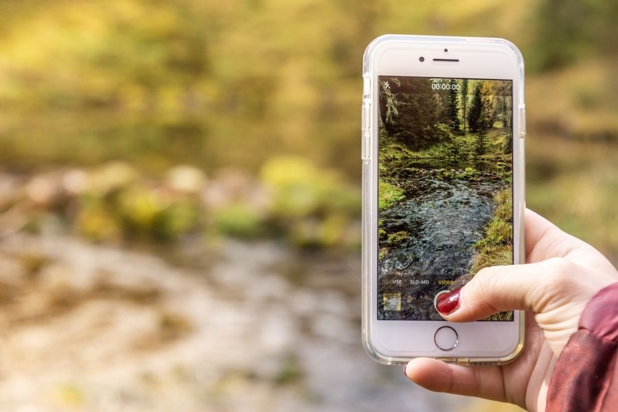 Natáčanie rieky v prírode na chytrý mobil