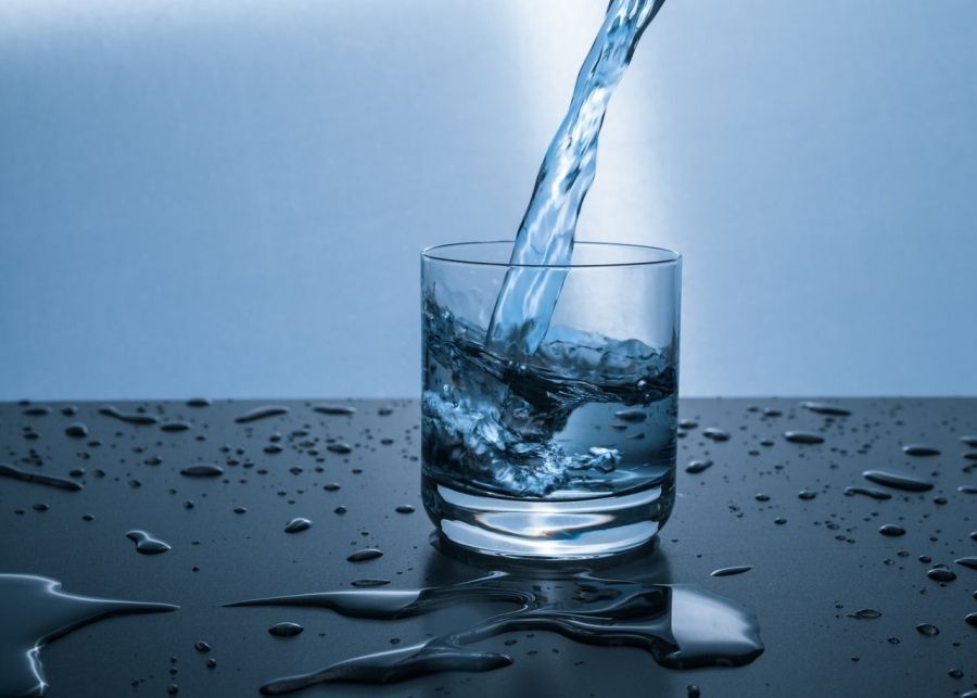 Čistá voda v pohári