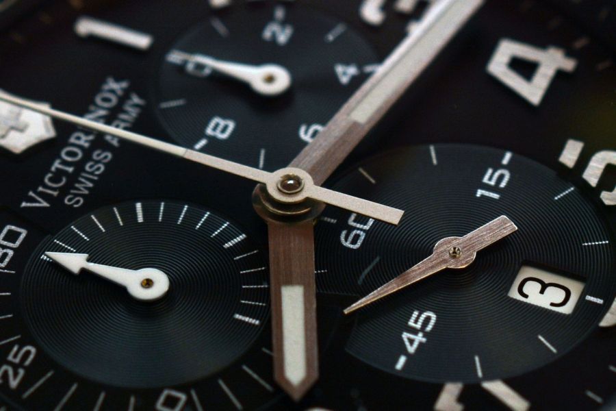 Detail na funkcie luxusných analógových hodiniek