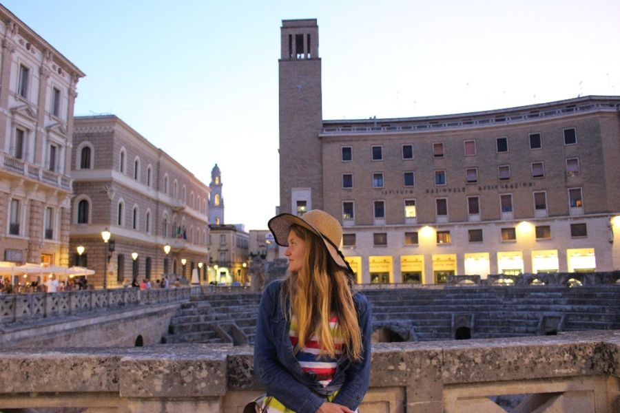 Mladé dievča v historickej časti talianskeho mesta