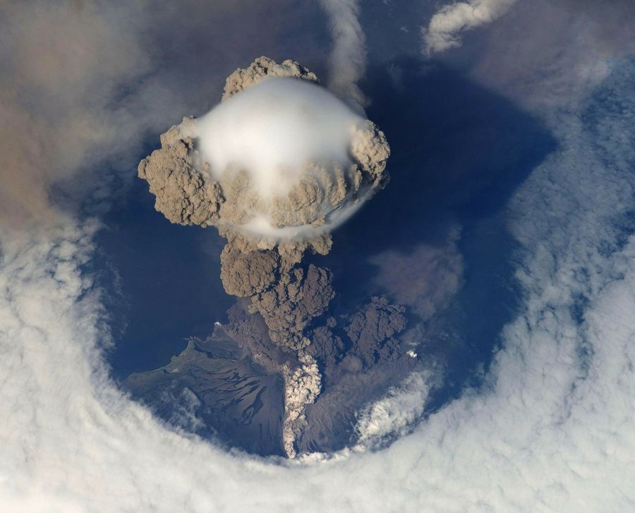 Erupcia vulkánu z vtáčej perspektívy