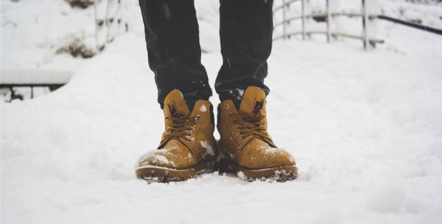 Kožená zimná obuv v snehu