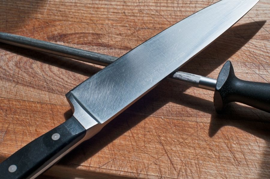 Kuchynský nôž s brúskou