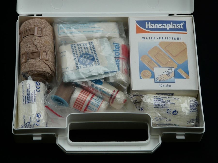 Lekárenský kufrík s obväzy a náplasťou