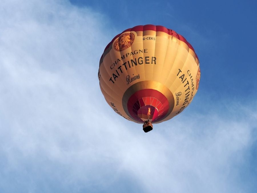 Lietajúci balón na oblohe