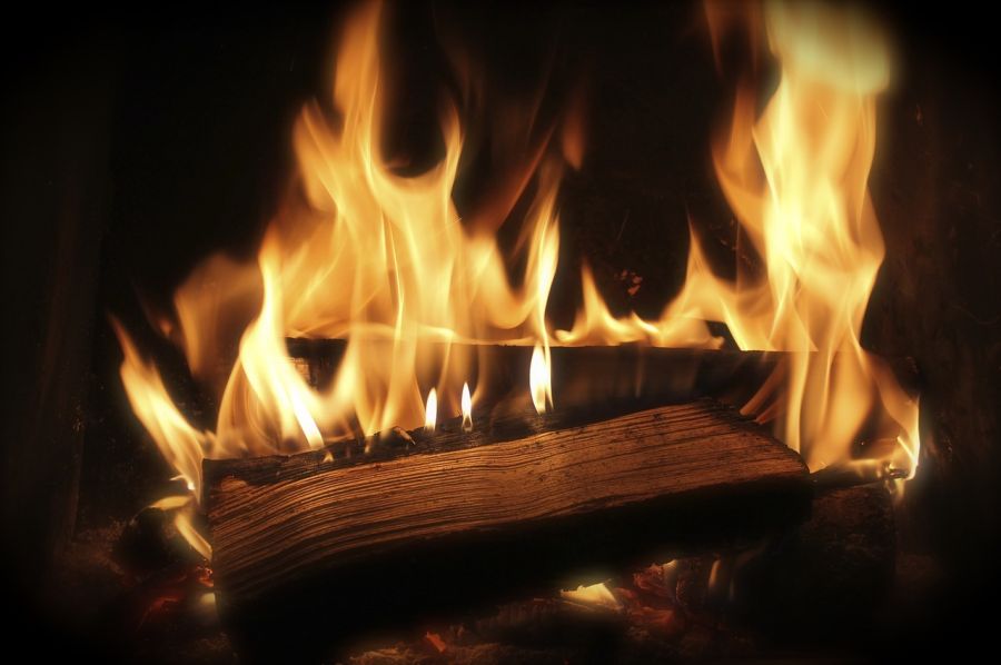 Menší oheň z dreva