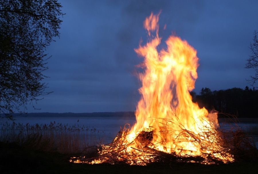 Oheň pri jazere pri stmievaní