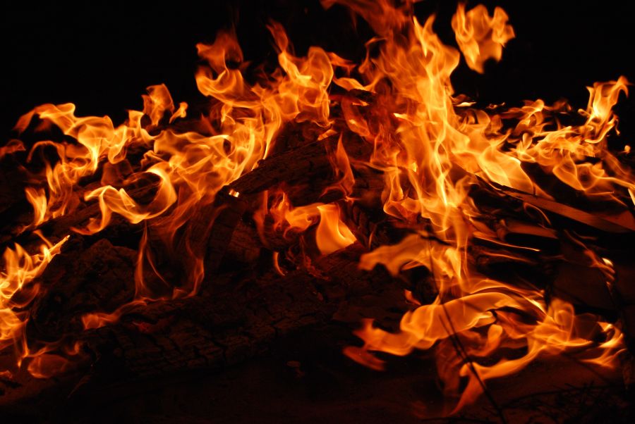 Polená v ohnivých plameňoch