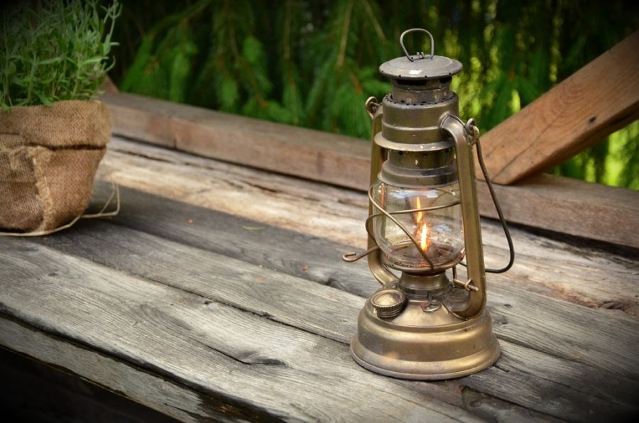 Petrolejová lampa na drevenom stole