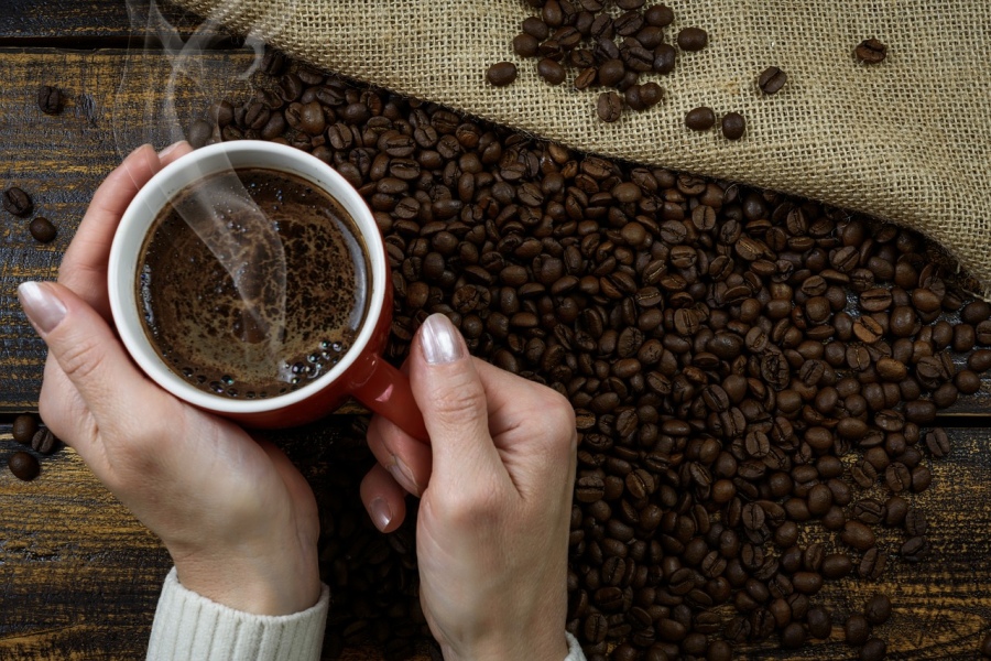 Šálka kávy s kávovými zrnkami