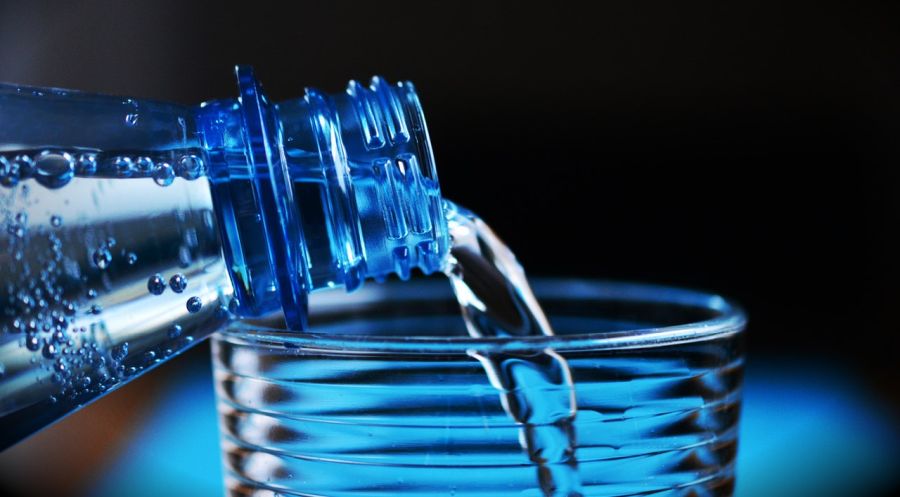 Voda nalievaná z PET fľaše do pohára