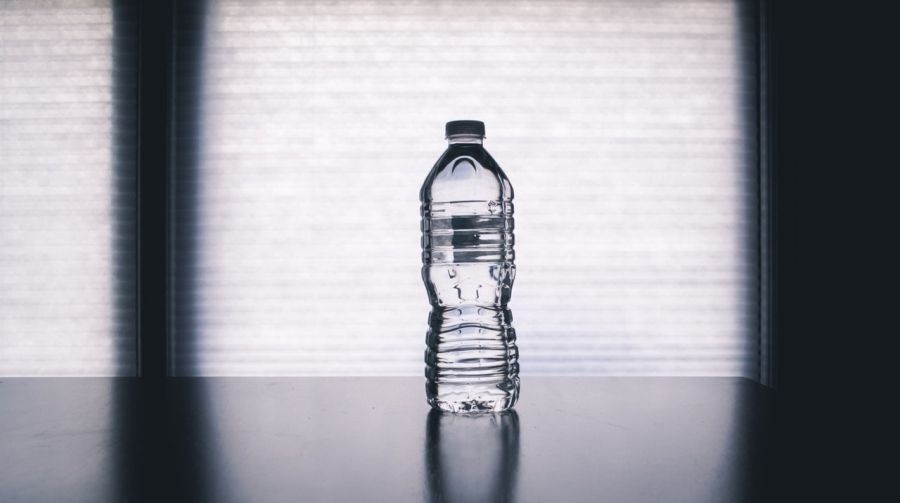 Pitná voda v plastovej fľaši