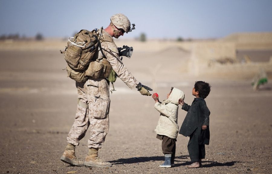 Americký vojak s deťmi na púšti
