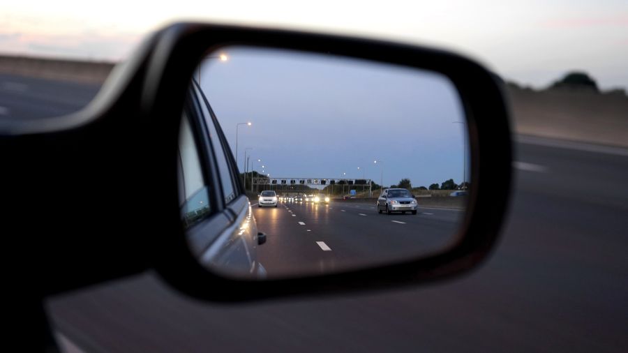 Sledovanie auta v zrkadle
